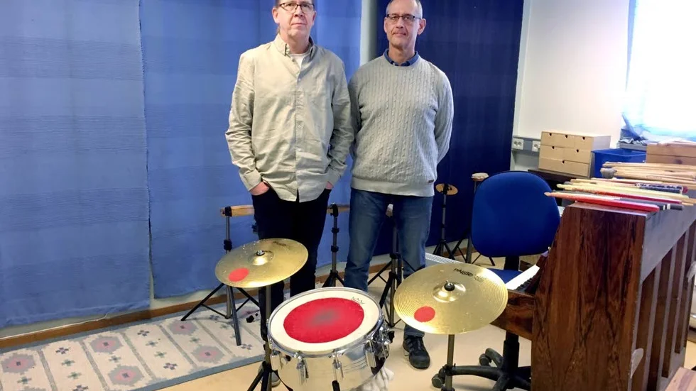 Musikpedagogerna Torbjörn Andersson och Jan Henbrant ser vad musikterapin betyder för eleverna. Men nu är risken stor att projektet försvinner.