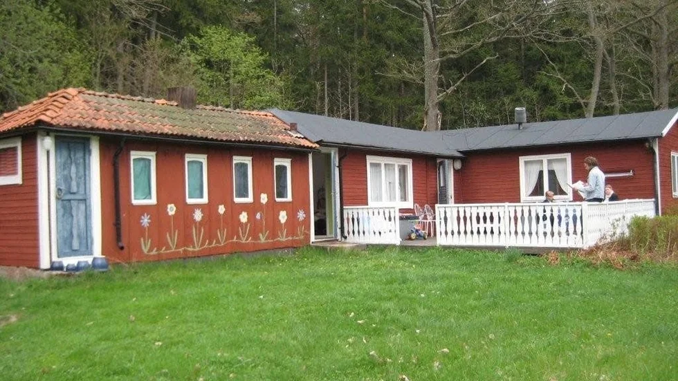 Insändarskribentens sommarstuga ansluts till det kommunala avloppsnätet, vilket blir en dyr historia.