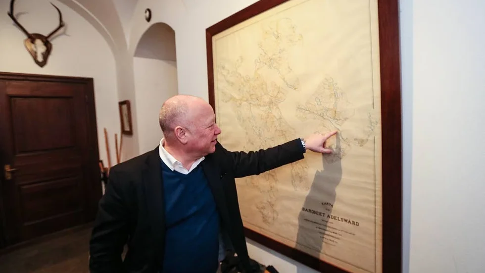 Inne i Adelsnäs entréhall visar Gustaf en gammal karta över Baroniets markinnehav så som det var 1923. "Se hur mycket jordbruksmark det fanns. Väldigt mycket av det är idag planterat med gran. Vilket landskap det var, så mycket rörelse och liv det måste ha varit när människor levde och verkade där."