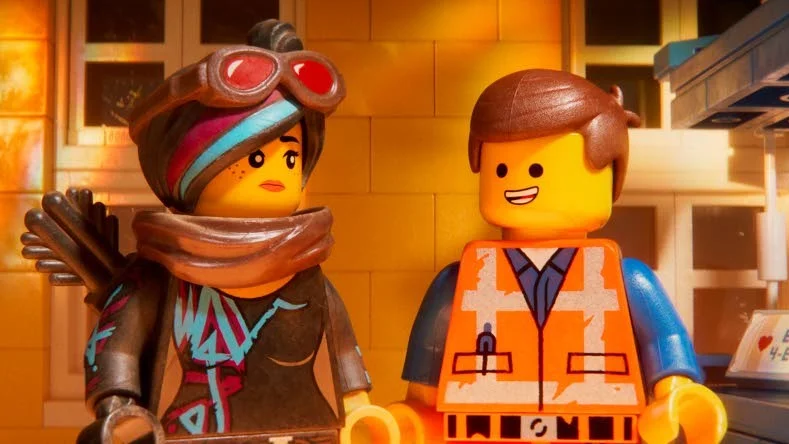 Lucy och Emmet funderar över det där med att växa upp och bli tuffare och hårdare i ”Lego filmen 2”.