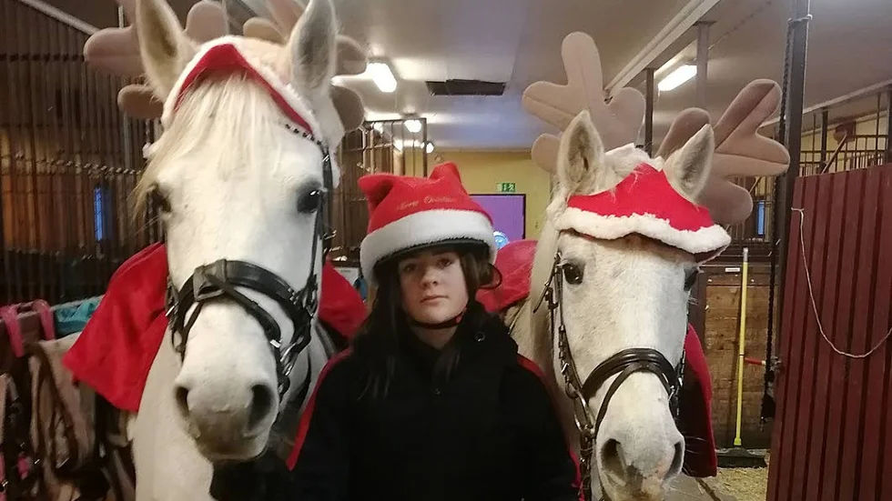 Linnéa Wainebro med Mollan och Raffie, som dagen till ära gick in i rollen som renar.