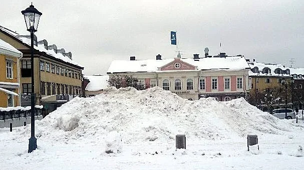 Minns den snö som föll i mars. Det kostade kommunen tre miljoner, nästan dubbelt så mycket som snöbudgeten för ett helt år.