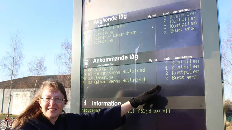 Monika Johansson pekar på en inte helt ovanlig information, bussersättning.