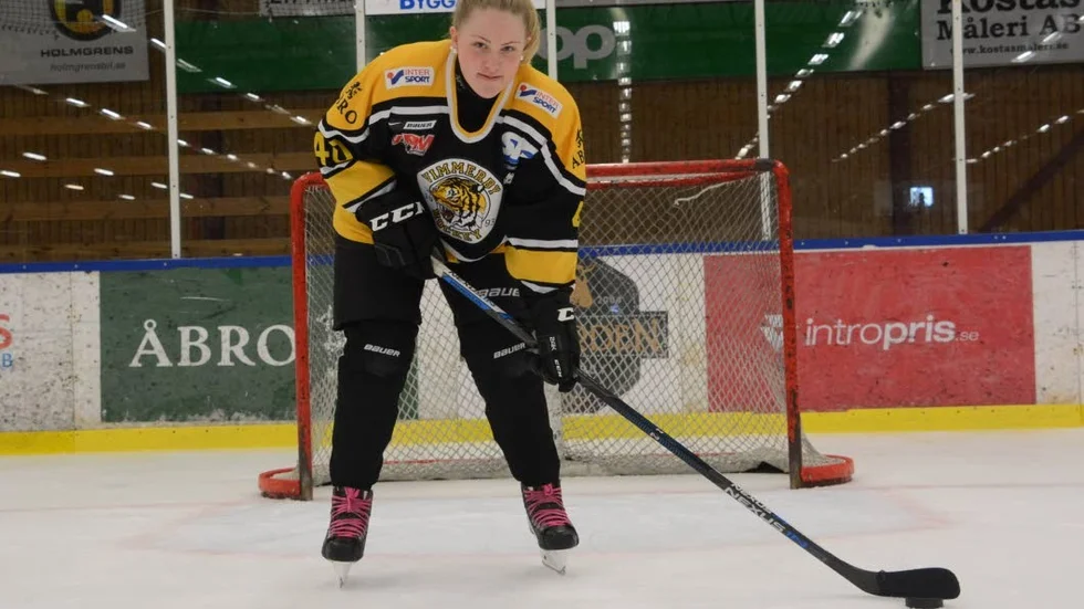 Till vardags spelar Elsa Karlsson i Vimmerby Hockey i laget P04-05.