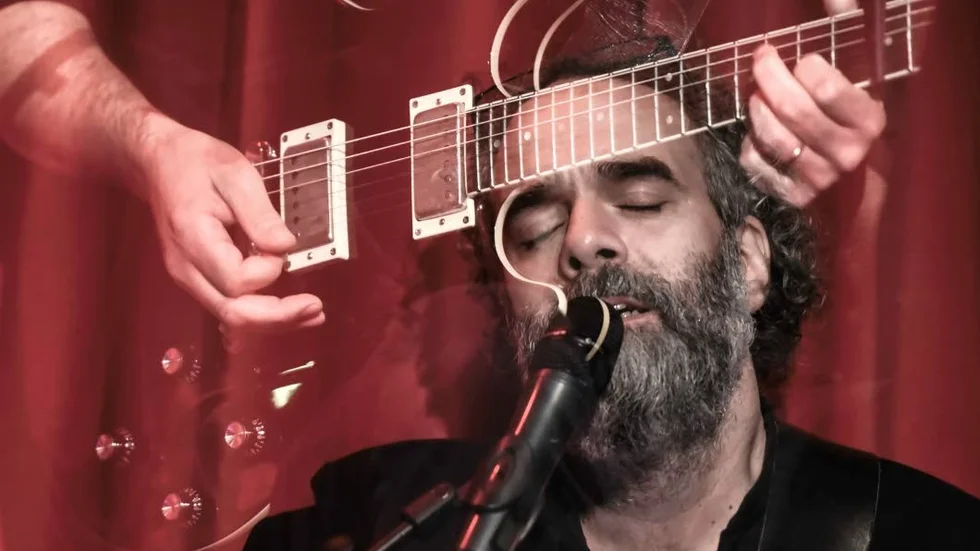Roland Chantre är en av dem som märks mycket i den sammansvetsade ensemblen Vadstena Nya Teater, tack vare sångröst, scennärvaro och skickliga insatser på gitarr.