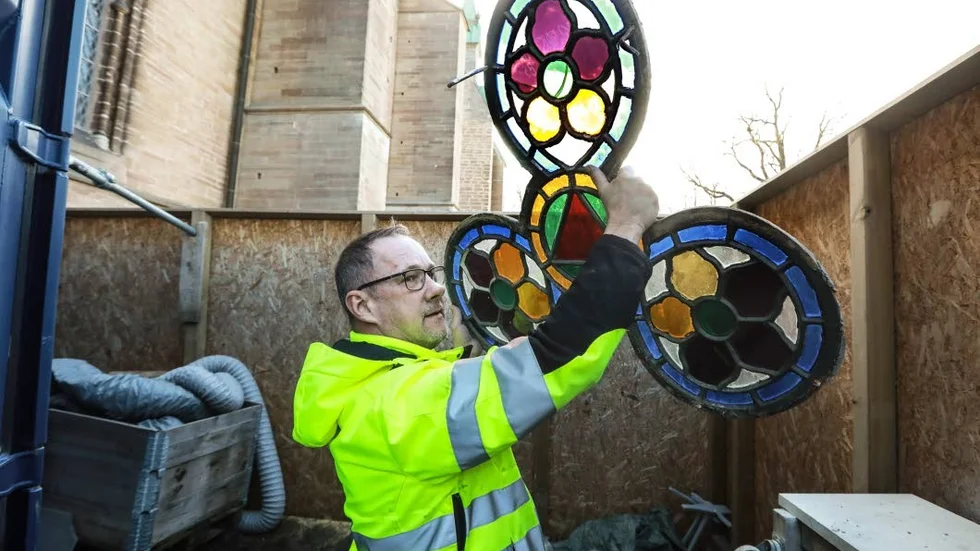 Masverket har tagits ner. Nu ska det lagas och målas om.  Så har det gjorts och ska göras med kyrkans alla 30 fönster av typen som Stefan Gullberg visar.