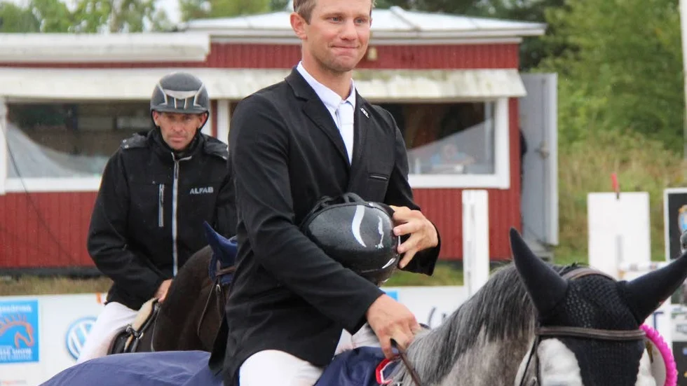 Fredrik Spetz är en av toppryttarna som gästar Rodrigo Pessoas clinic på Smedstad ridsportcenter i Linköping den 2 april.