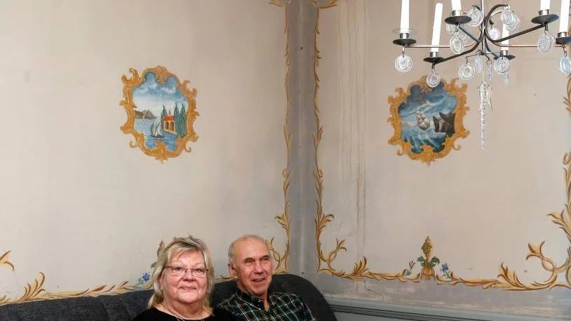 I stora salen på nedre våningen finns de handmålade tapeterna, där flera målare skapat flera motiv. Det är inte lätt att möblera så att inte bilderna skyms.