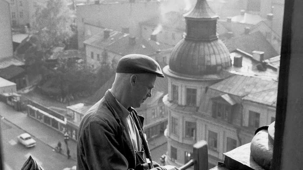 6 oktober 1958 och kopparslagaren Bertil Kron jobbar med renoveringen av S:t Larskyrkans torn.