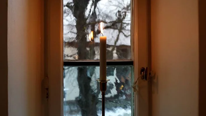 Varje lägenhet har ett smalt fönster med lite "vågigt" glas. Varför, tro? Kan här ha legat ett badrum en gång i tiden?