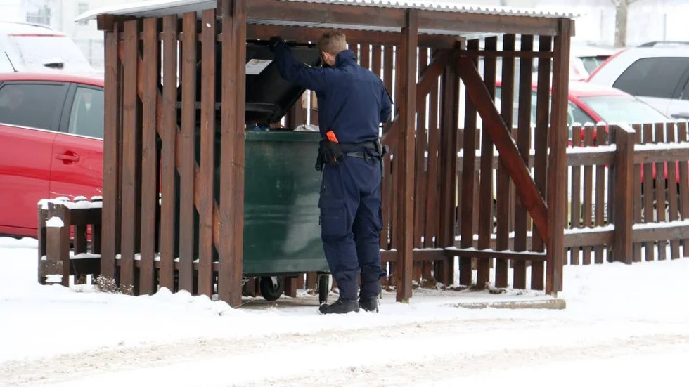 Polisen sökte igenom hela centrala Hultsfred efter väskan som försvann i samband med misshandel och hot.