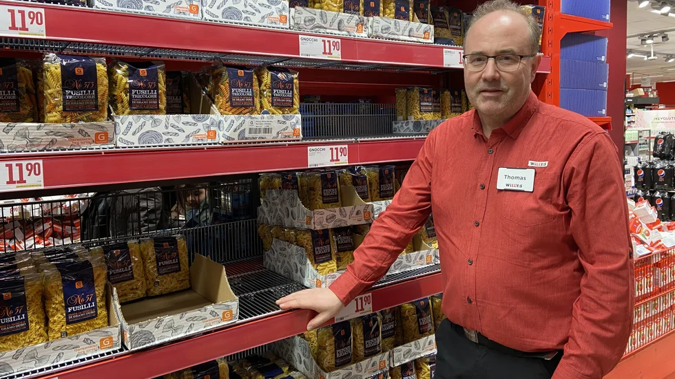 Thomas Samuelsson, butikschef på Willys Smeden i Eskilstuna märker av att bland annat pasta och konserver försvinner fort från butikshyllorna just nu. "Men vi fyller på igen", säger han.