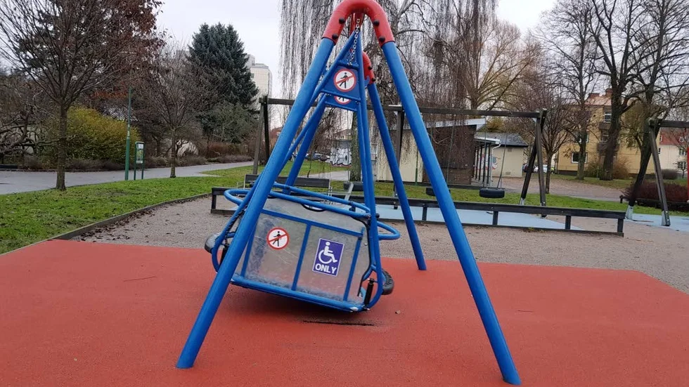 Rullstolsgungan består av en ramp där rullstolen kan köras upp. Bilden är från Vasaparken i Norrköping. Var eventuella rullstolsgungar ska placeras i Vimmerby är inte bestämt än.