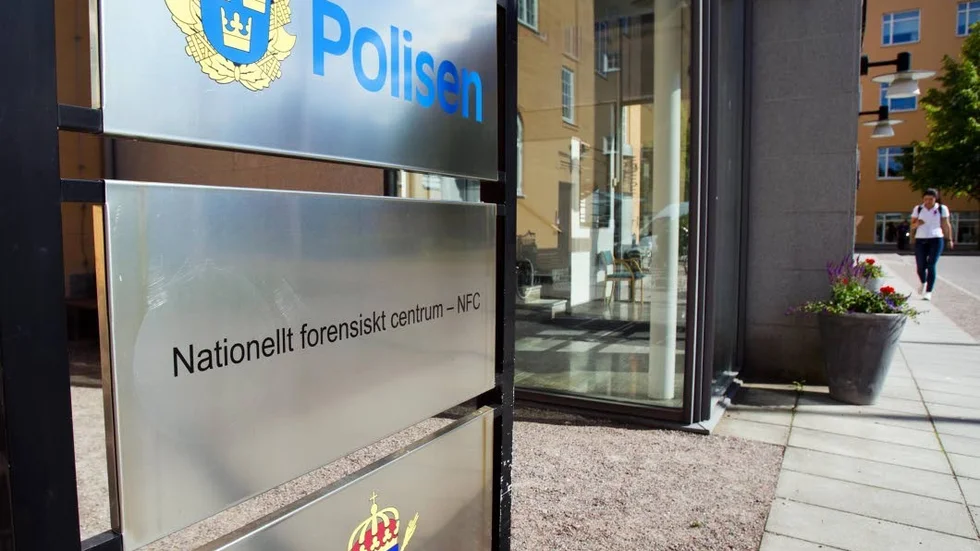 NFC ligger på Garnisonen i Linköping. Den här delen av polisen har blivit en flaskhals där brott fastnar utan att lösas upp. Sverige behöver fler tekniker på NFC. Polismyndigheten behöver ta de här problemen på större allvar. Polisen behöver fler poliser med förstoringsglas snarare än med batong.