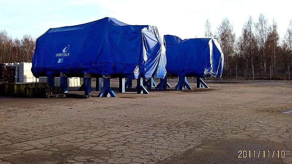 Generatorset. Under varje presenning finns en dieselmotor som är sammanbyggd med en generator.