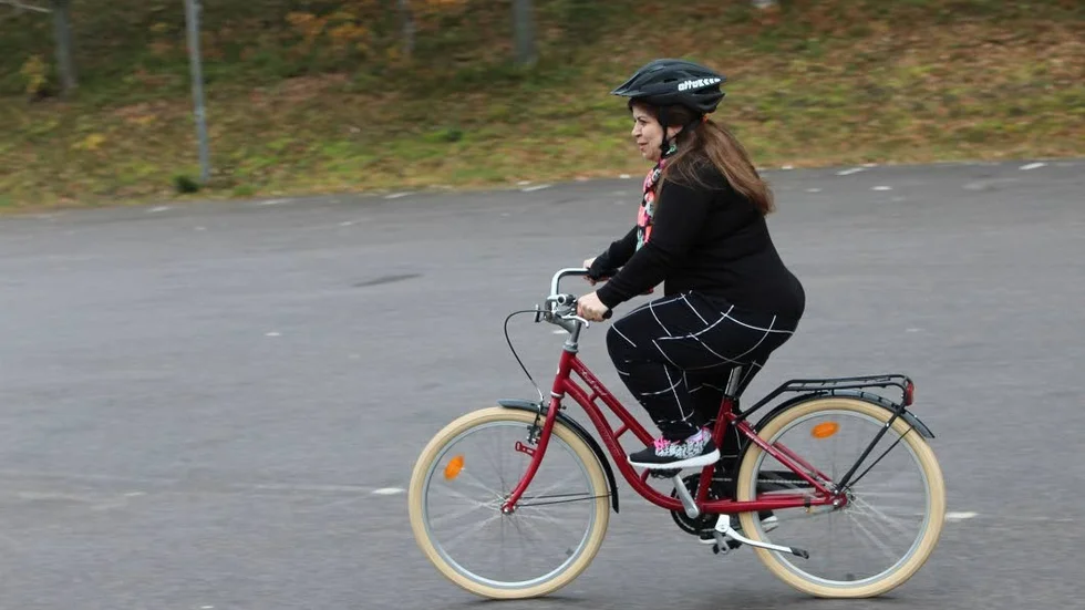 Cyklar själv. Rouzan Hajji Rashid har just lärt sig.