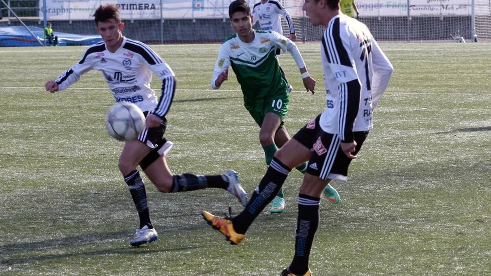 BRÖDRASPEL. Renato Rako lirar fram lillebror Ivan Rako på mittplanen. Båda gjorde mål mot Konyaspor.