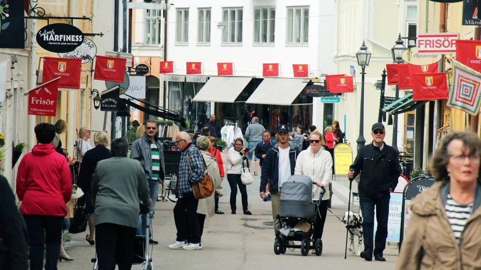 Längs Storgatan. Många strosade runt i butikerna.
