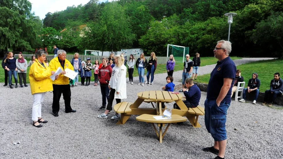Samling. Gamlebyvikens friskolas rektor Anders Wirsén har samlat skolans elever. Nu väntar stipendieutdelning.