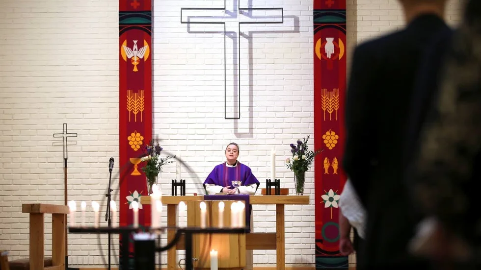 Gudstjänst. De förtroendevalda är viktiga för kyrkan, men de bestämmer självklart inte vad prästen ska säga.