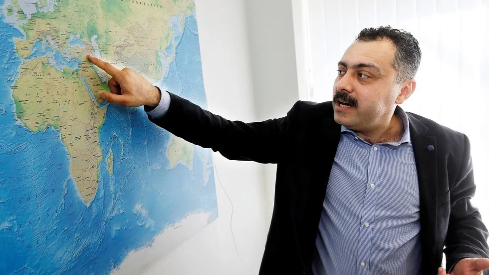 "Det var härifrån vi flydde", säger Amanj Aziz och pekar ut platsen i Irak.