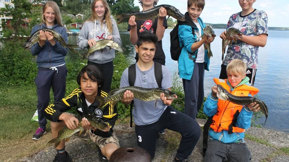 Glada fiskare visar upp åtta av de totalt 20 gäddor som fångades i Boren på måndagen.