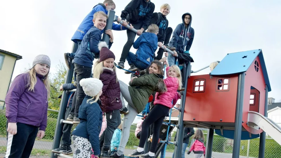 Klätterskoj. Med barn från Överumsskolan på invigningen blev det klätterställningen snabbt full.