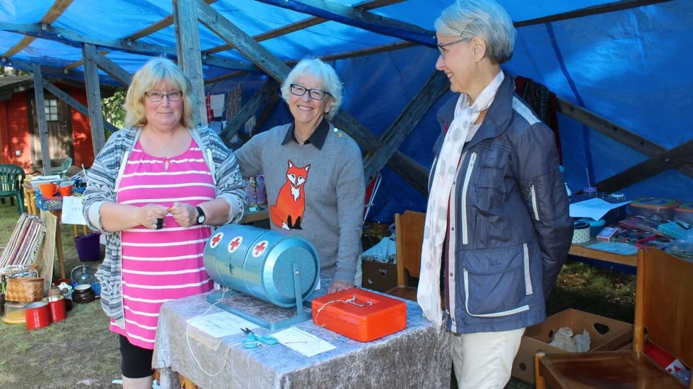 Lotteri. Elisabeth Reidefors köpte lotter av Margareta Torngren och Clasien Larsson från Röda Korset.