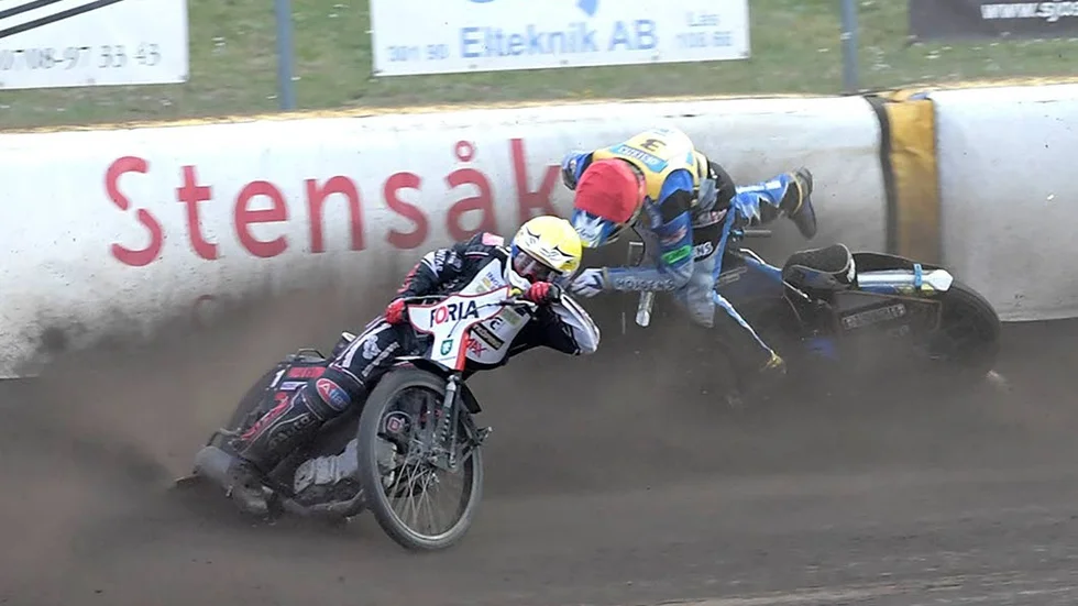 Krasch. Victor Palovaara for in i sargen i det åttonde heatet, men Victor reste sig och kom igen.