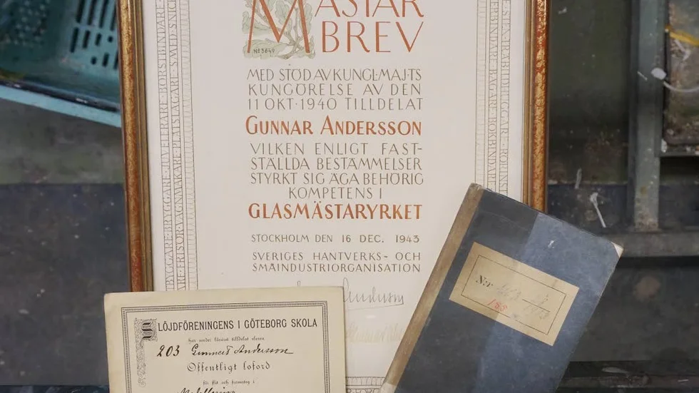 Fynd i arkivet. I gömmorna finns dokument som berättar om företaget och grundarens historia. På bilden mästarbrev, ett utbildningsintyg och en inskrivningsbok som tillhört grundaren Gunnar Andersson.