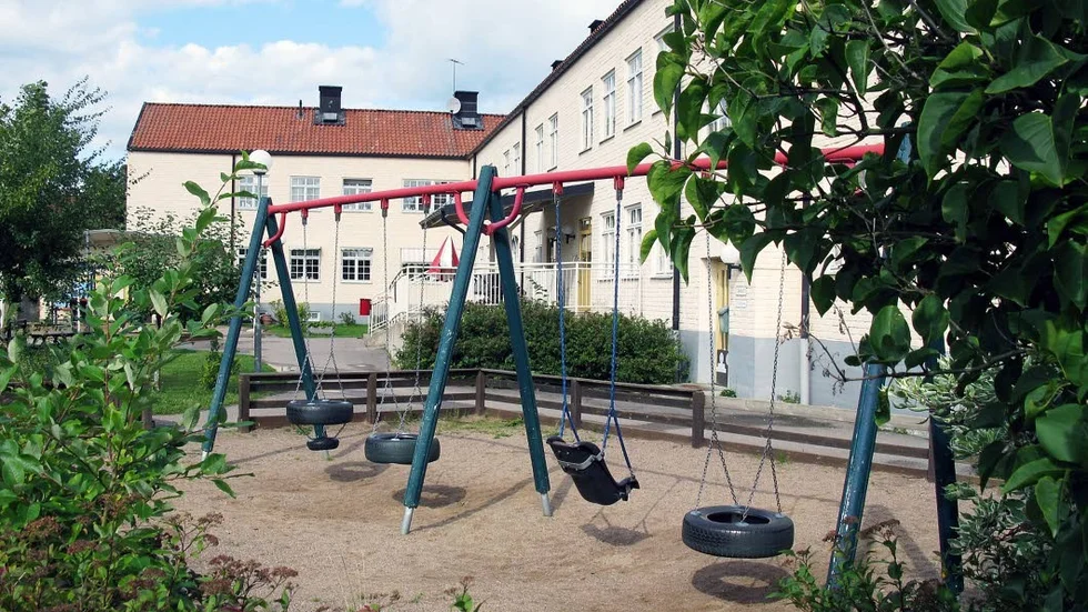 Förskolan Solrosen och kommunhuset utsattes igår för ett bombhot.