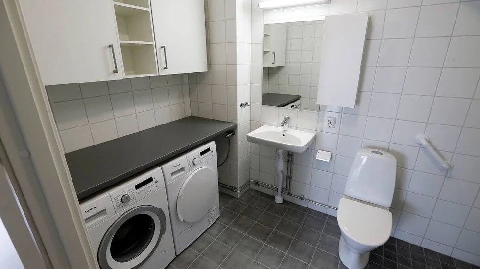 Samtliga badrum har tvättmaskin, tumlare och en arbetsbänk med tillhörande skåp.