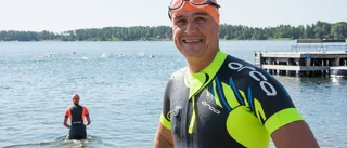 De simmar och springer för att det är roligt