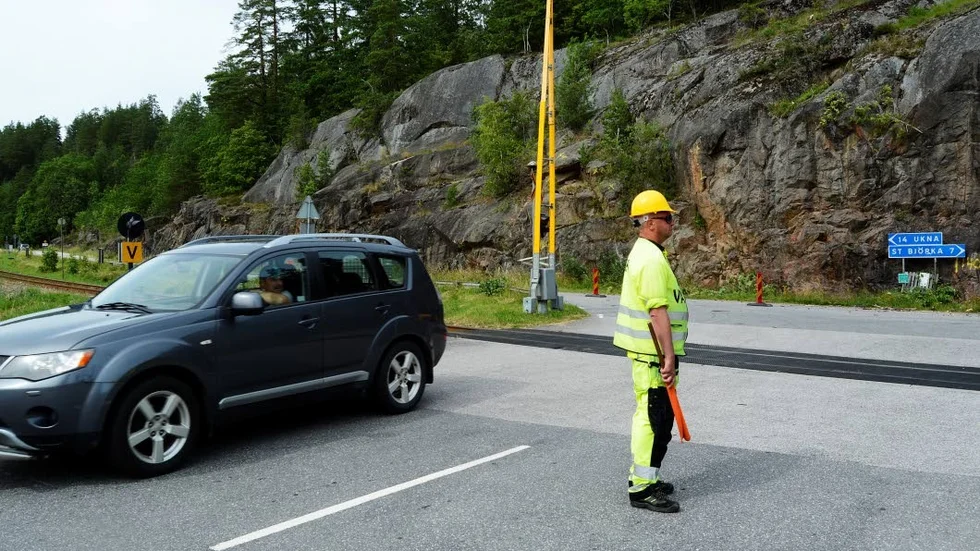 Leder trafiken. Flera signalvakter finns på plats och leder trafiken under arbetet. Det kan bli stopp på mellan fem och tio minuter de tillfällen då arbetet pågår som mest intensivt.