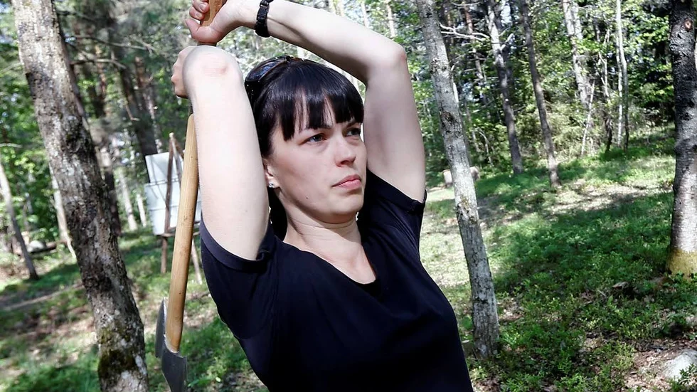 Linda Sjöberg tar sikte med yxan.