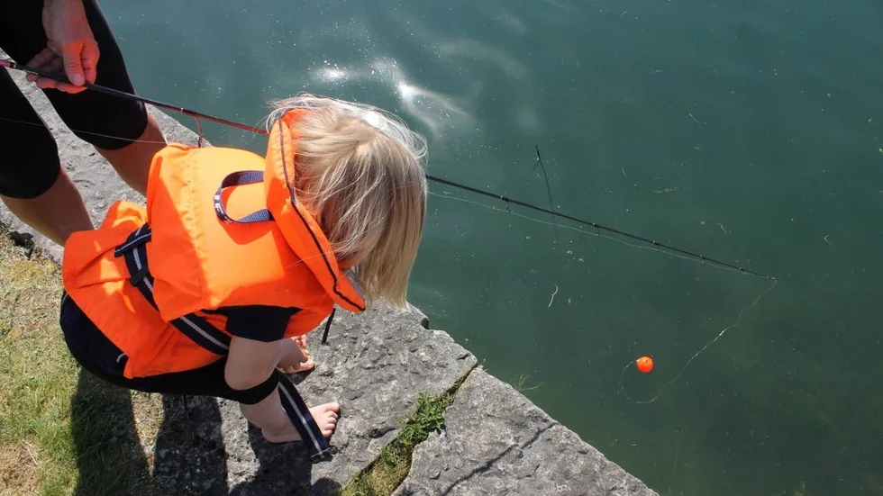 Emilia Jansson såg en stor fisk i vattnet.
- Det var en gädda, slog pappa Jesper snabbt fast.