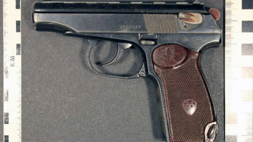 En av poliserna tyckte att väskan var "konstigt tung". I den låg en skarpladdad pistol.