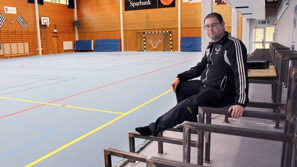 Obekvämt. Christian Nilsson från IBF Antvarden provsitter den nya läktaren. Såhär har det sett ut i nästan tre veckor nu.