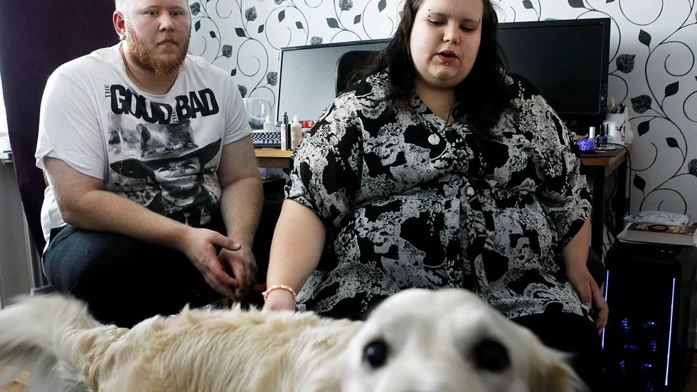 Johnny Axman och Ebba Zetterman tillsammans med en hund som Ebba är väldigt tacksam för finns till.