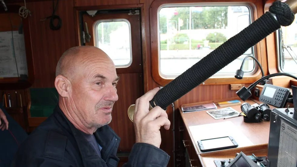 Maskinist Magnus Faxén vid det så kallade talröret.