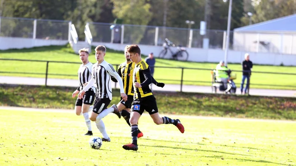 Målskytt. Christopher Sjöblad gjorde VFF:s båda mål och här ska han precis rulla in 1–0.