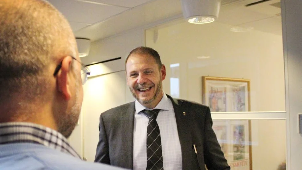 Synlig. I kommunhusets korridorer är kommunalrådet Tomas Kronståhl ofta synlig och medarbetarna tar gärna ett snack med honom. Här pratar han med näringslivschefen Ulf Kullin.