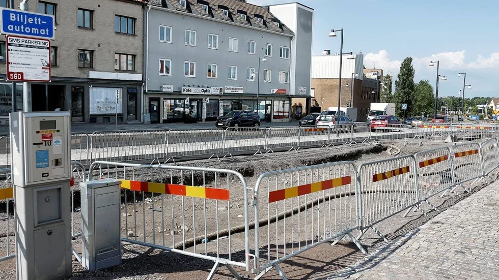 Sådana här hinder och skyltar har funnits här under en längre tid.
