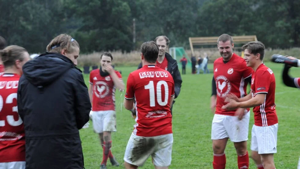 Segersång. Edsbruk firade stort efter matchen som innebar ett avancemang till femman.