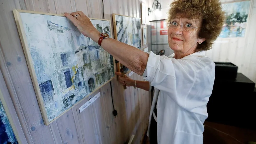 Förberedelser. Ann-Catrine Sundqvist hänger tavlor inför måndagens vernissage.
