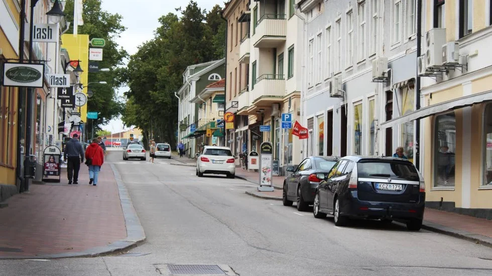 Parkering. På bland annat Storgatan i Västervik kommer det nu att blir gratis att parkera. Men man får bara stå en timme.