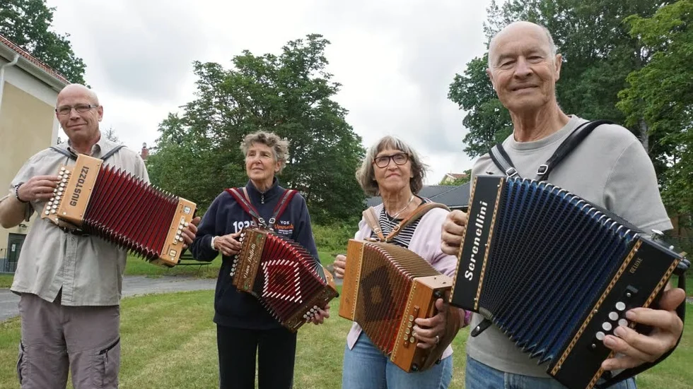 Musikträff. Anders Fransson, Annika Sandström, Birgitta Svensson och Kurt Nilsson från Durspelssmederna hoppas få ordentligt med sällskap vid dansbanan till helgen. Då arrangeras Durspelsstämman i Ankarsrum.