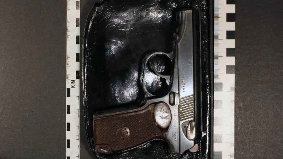 Pistolen beslagtogs vid fordonskontroll. Nu har bilsägaren åtalats för grovt vapenbrott.