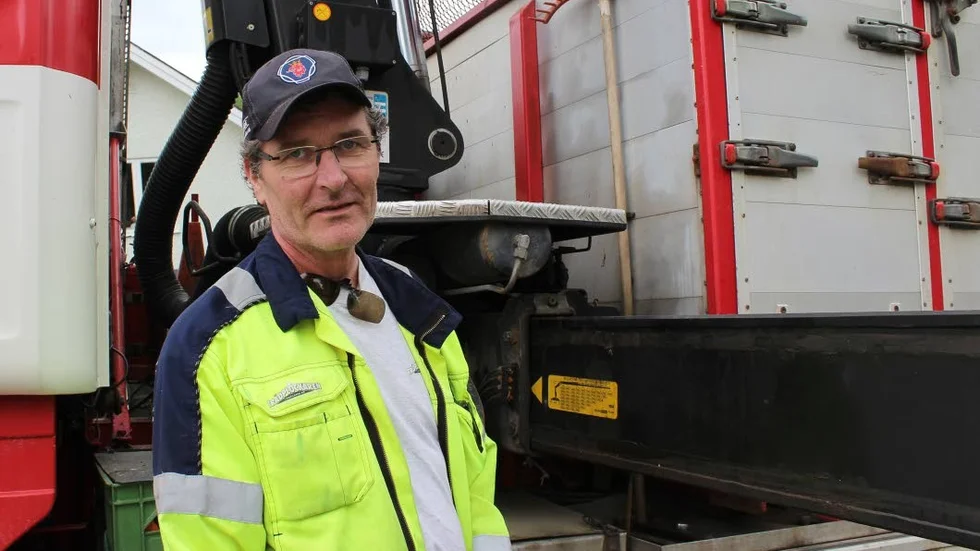Gör jobbet. Det är Magnus Hjorth från Vimmerby som tar ner trädet.