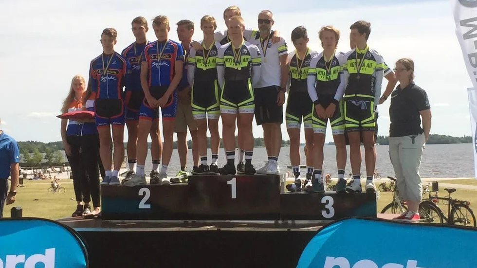Alla sex Maifcyklisterna fick kliva upp på prispallen i lagtävlingen. För där blev det både guld och brons.